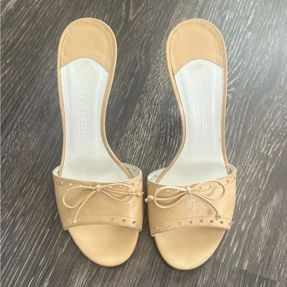 Chanel beige S/S 2005 interlocking cc logo sandal heels - Picture 2 of 9